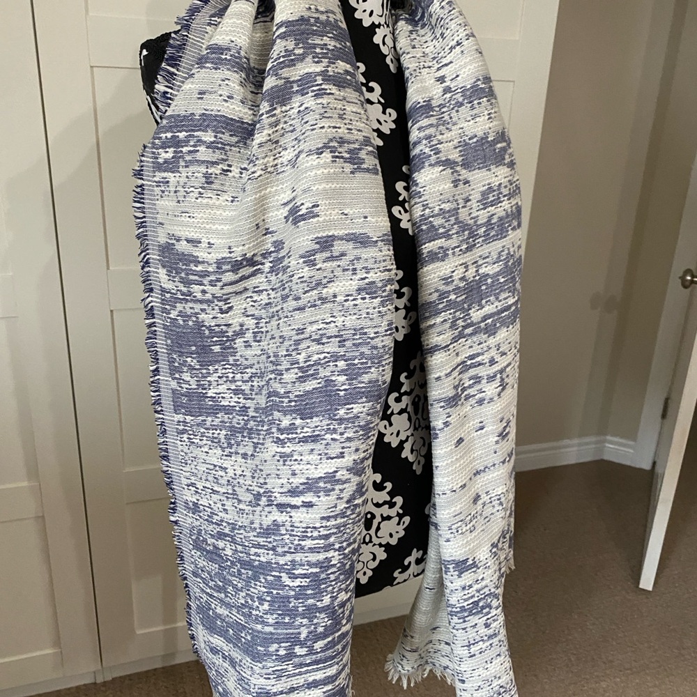 Stella & Dot Navy and White Textured Scarf